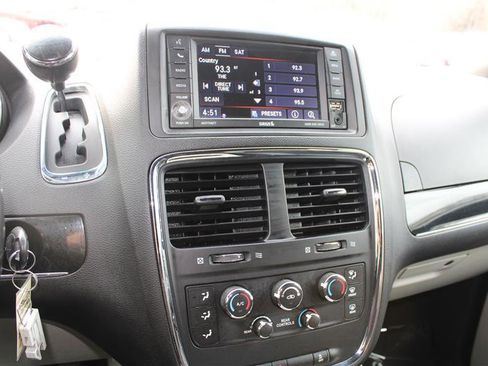 Used 2018 Dodge Grand Caravan SXT image 19