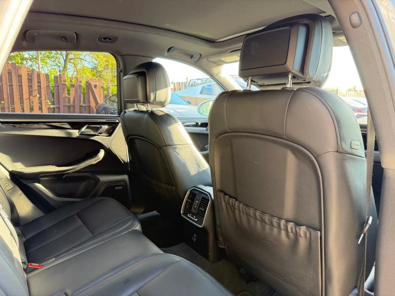 Used 2020 Porsche Macan AWD/4WD image 26