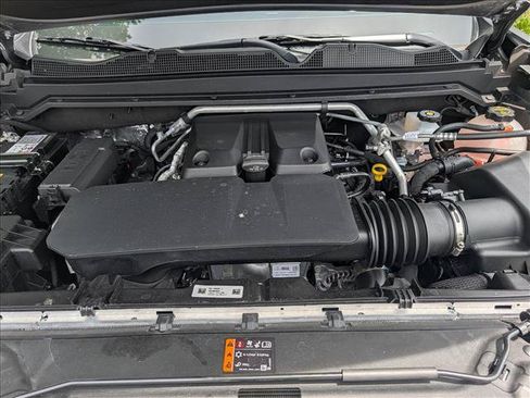 Used 2025 Chevrolet Colorado ZR2 w/ Technology Package AWD/4WD image 12