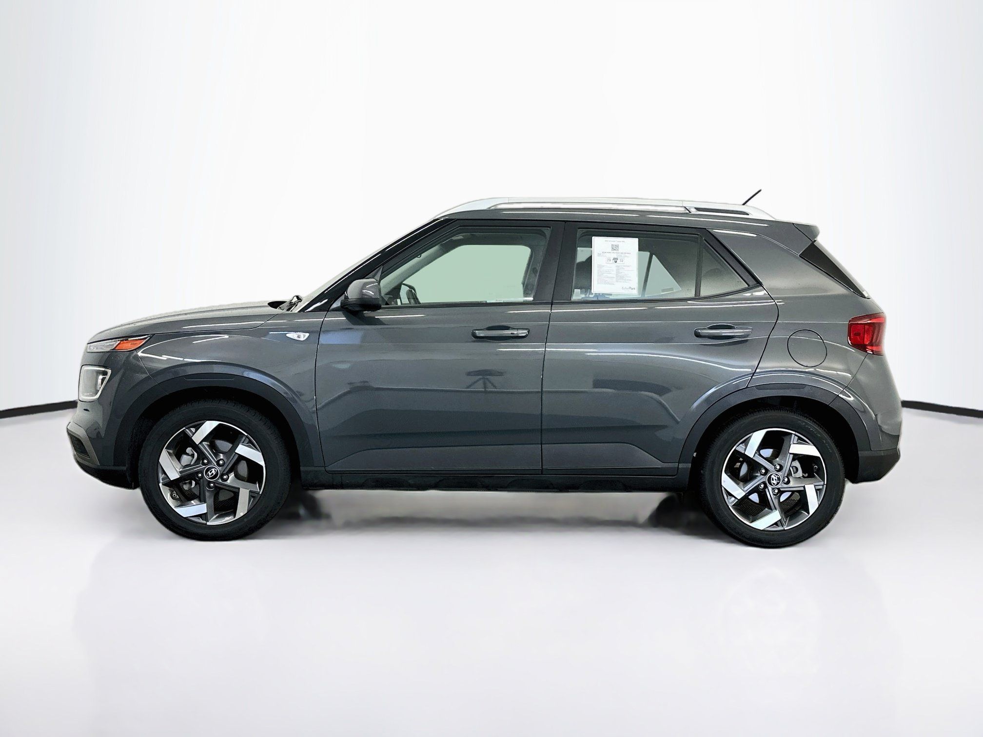 Used 2025 Hyundai Venue SEL FWD image 4