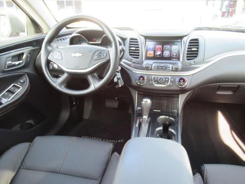 Used 2017 Chevrolet Impala LT w/ Leather Package image 12
