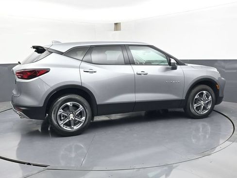 Used 2025 Chevrolet Blazer LT FWD image 3