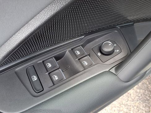 New 2026 Volkswagen Tiguan SE image 7