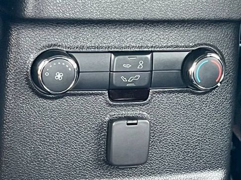 Used 2018 Ford Explorer XLT w/ Equipment Group 202A AWD/4WD image 34