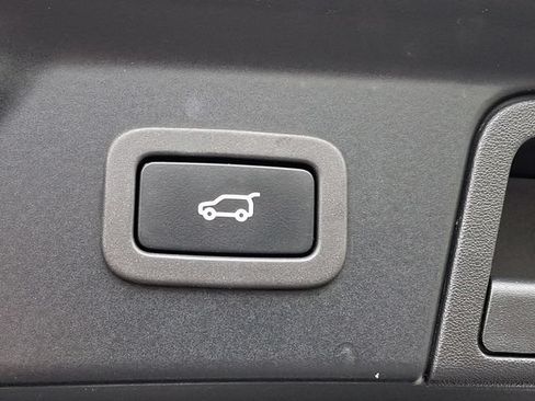 Used 2018 Land Rover Range Rover Velar R-Dynamic SE AWD/4WD image 29