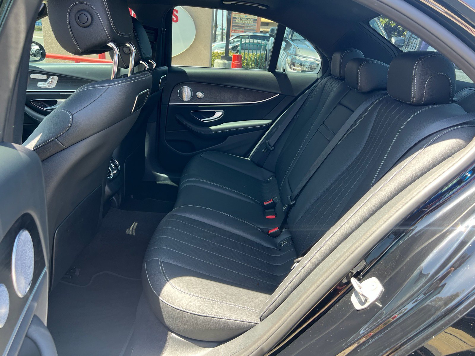 Used 2018 Mercedes-Benz E 400 4MATIC Sedan w/ Premium 3 Package image 33