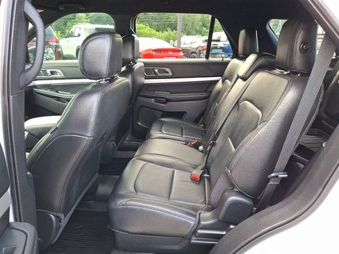Used 2017 Ford Explorer XLT w/ Equipment Group 202A AWD/4WD image 10