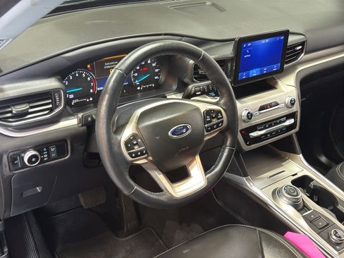 Used 2022 Ford Explorer XLT w/ Equipment Group 202A AWD/4WD image 16