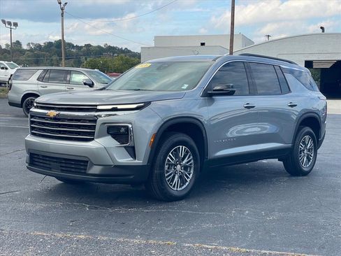 New 2026 Chevrolet Traverse LT FWD image 3