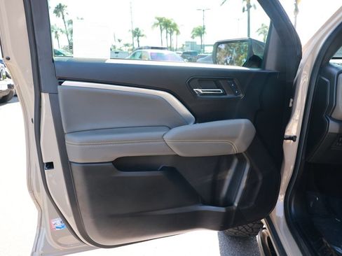Used 2024 Chevrolet Colorado ZR2 w/ Technology Package AWD/4WD image 17