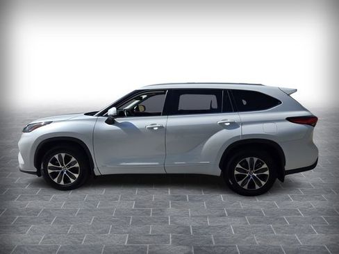 Used 2022 Toyota Highlander XLE AWD/4WD image 4