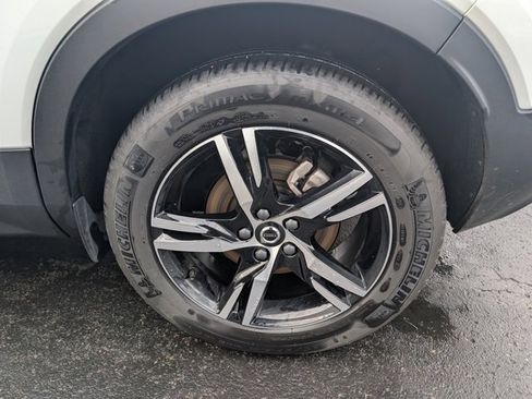 Used 2025 Volvo XC40 B5 Core image 9