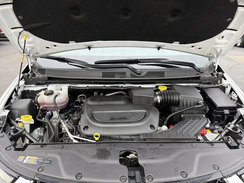 Used 2024 Chrysler Pacifica Touring-L image 10