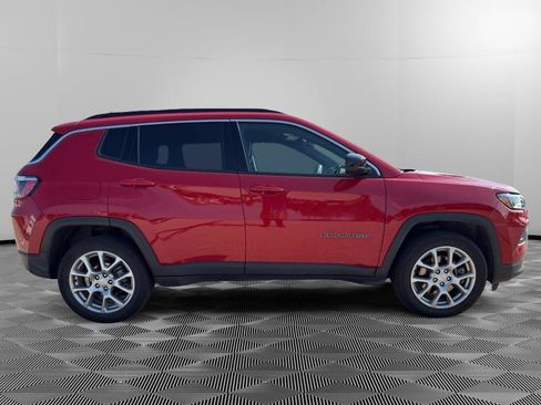 Used 2023 Jeep Compass Latitude AWD/4WD image 5