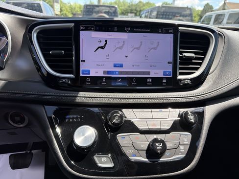 Used 2025 Chrysler Pacifica Select FWD image 22