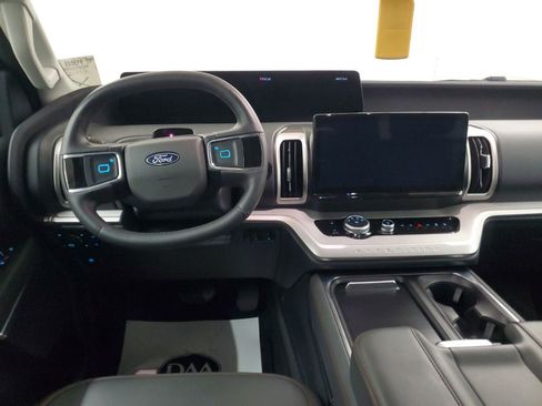 Used 2025 Ford Expedition Active AWD/4WD image 7