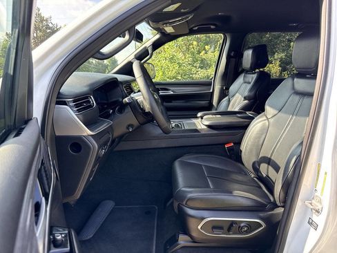 Used 2024 Jeep Wagoneer L Series III w/ Flexible Seating Group image 12