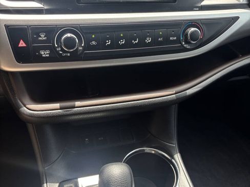 Used 2015 Toyota Highlander LE FWD image 3