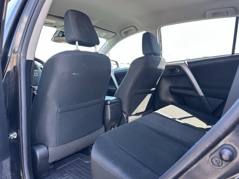 Used 2018 Toyota RAV4 LE FWD image 22
