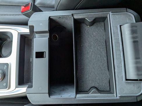 Used 2022 Ford Explorer XLT w/ Equipment Group 202A image 30