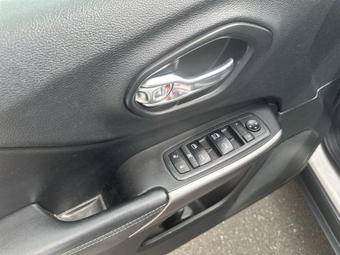 Used 2019 Jeep Cherokee Latitude w/ Cold Weather Group FWD image 9
