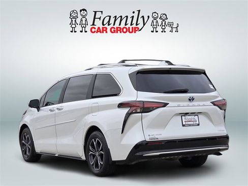 Certified 2025 Toyota Sienna Platinum image 3