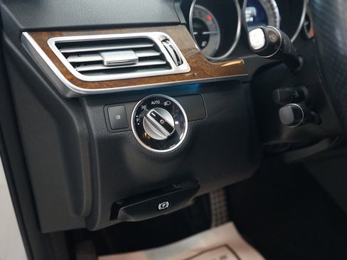 Used 2014 Mercedes-Benz E 350 4MATIC Sedan image 30