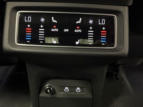 Used 2022 Audi e-tron Prestige w/ Prestige Package AWD/4WD image 34