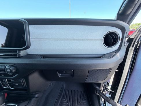 Used 2025 Jeep Gladiator Sport AWD/4WD image 19
