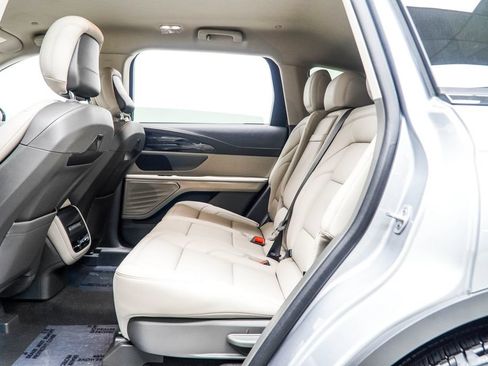 Used 2025 Lincoln Nautilus Premier AWD/4WD image 23