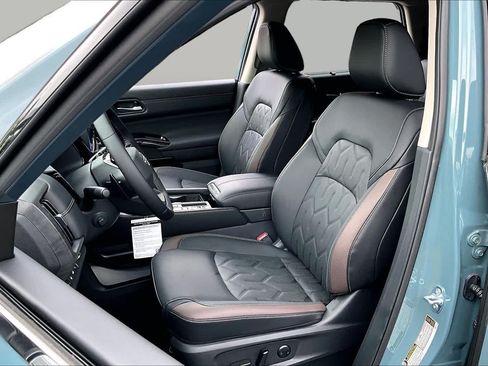 New 2026 Nissan Pathfinder Platinum w/ Accent Package FWD image 9