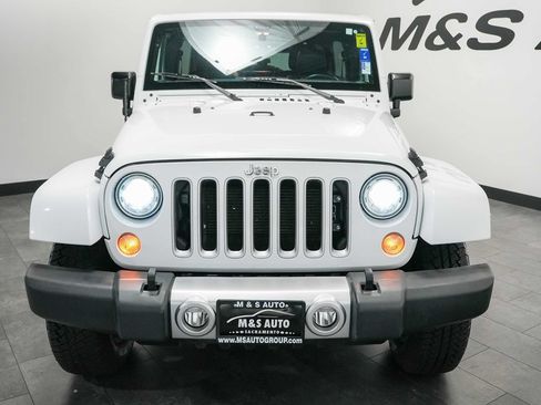 Used 2017 Jeep Wrangler Unlimited Sahara w/ Connectivity Group AWD/4WD image 6