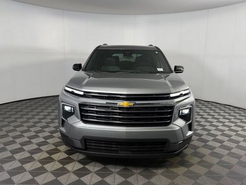 Used 2025 Chevrolet Traverse LT FWD image 2