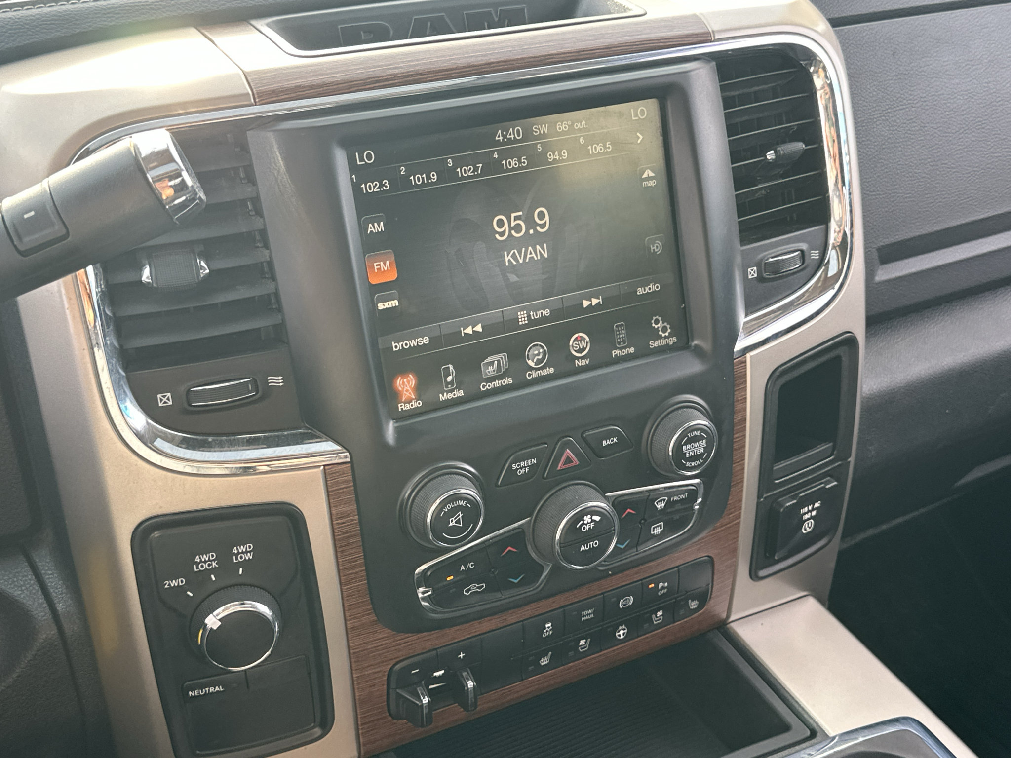 Used 2014 RAM 3500 Laramie w/ Convenience Group AWD/4WD image 12