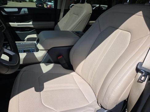 Used 2024 Ford Expedition Limited RWD image 5