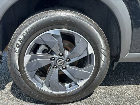 Used 2025 Nissan Rogue SV FWD image 8