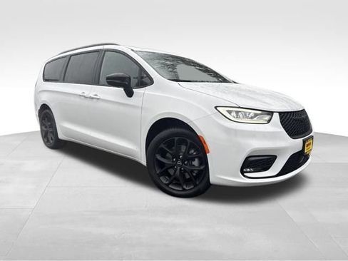 New 2026 Chrysler Pacifica Limited image 1