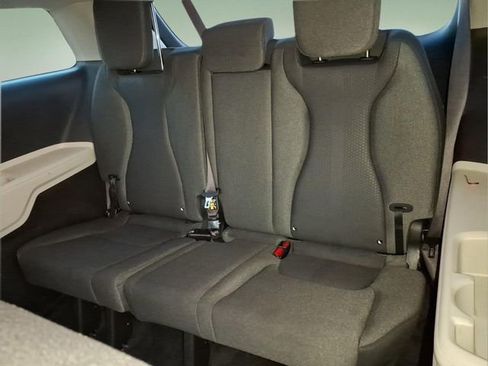 Used 2023 Kia Carnival LX image 13