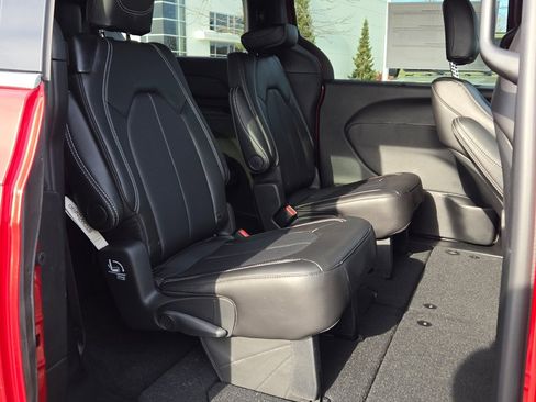 New 2026 Chrysler Pacifica Select image 10