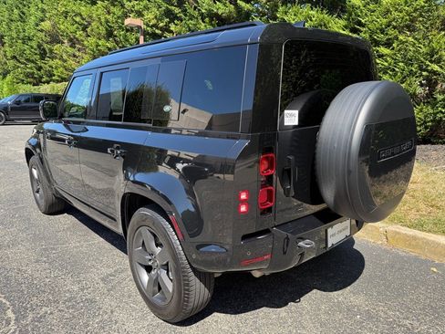 Used 2023 Land Rover Defender 110 X-Dynamic SE image 3