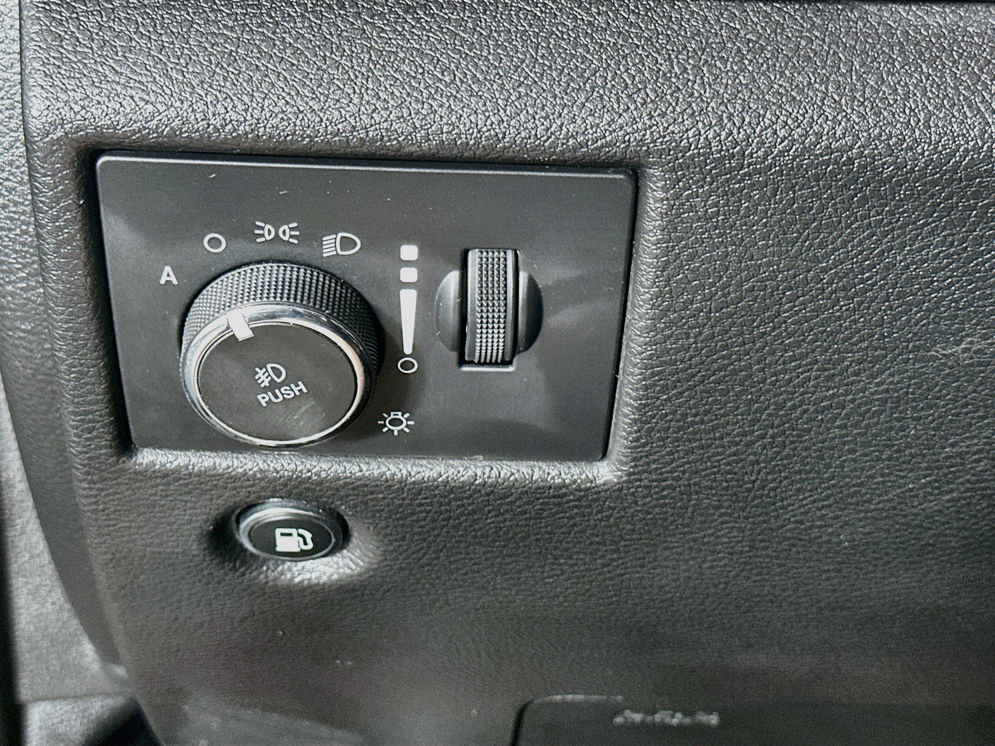 Used 2020 Jeep Grand Cherokee Overland AWD/4WD image 17
