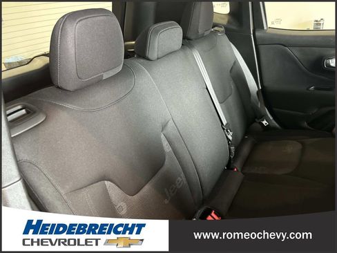 Used 2016 Jeep Renegade Latitude FWD image 33