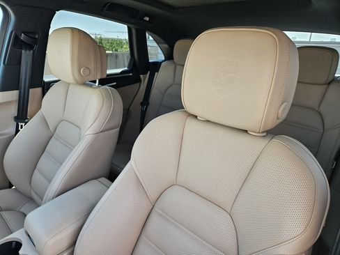 Certified 2026 Porsche Macan AWD/4WD image 6