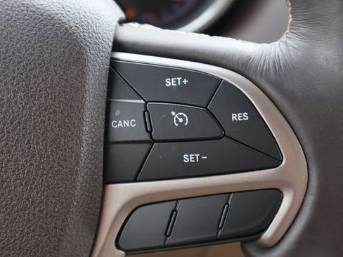 Used 2018 Jeep Grand Cherokee Overland AWD/4WD image 6
