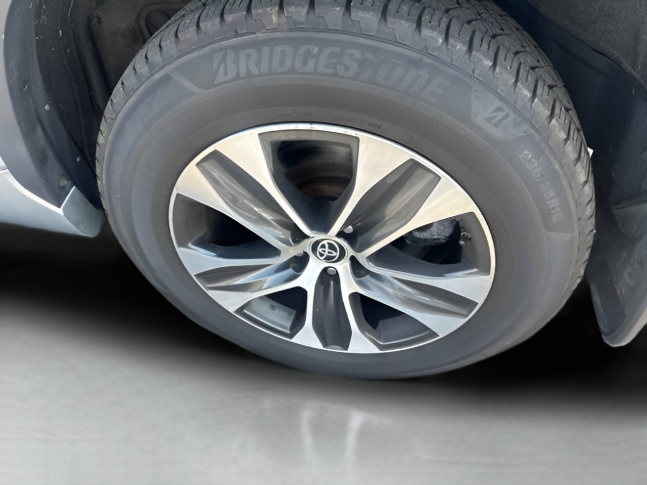 Used 2021 Toyota Highlander XLE AWD/4WD image 9