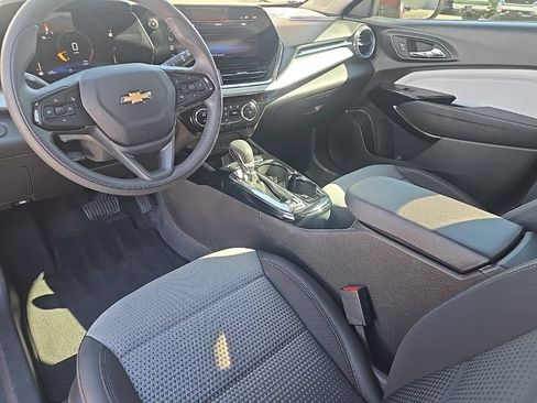Used 2025 Chevrolet Trax LT FWD image 15