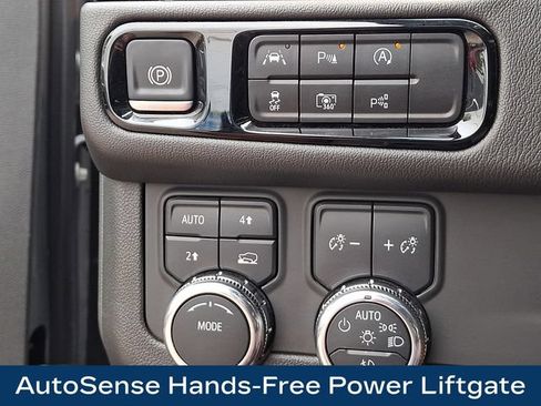 Used 2025 GMC Yukon Denali AWD/4WD image 9