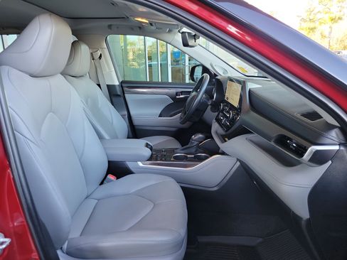 Used 2023 Toyota Highlander Limited image 31