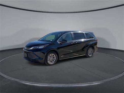 Used 2021 Toyota Sienna LE image 4