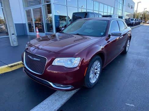 Used 2016 Chrysler 300 C image 4
